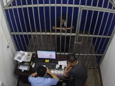 “瘾君子”使出“缩骨功”，还是没躲过法眼~