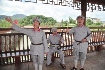 到平远游红色仁居，可以来听听他们唱红歌，绝配~