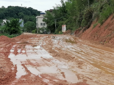 梅县畲江这段路雨天滑溜溜，行车人心惊惊