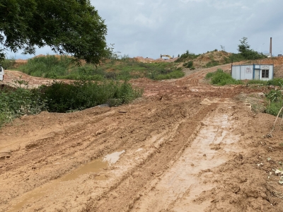 丰顺这个村村民农作路上泥泞难行 相关部门：尽快另开新路