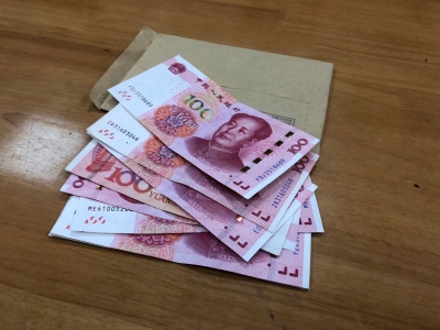 急寻失主！热心市民梅城江南路捡到装有千元现金的信封