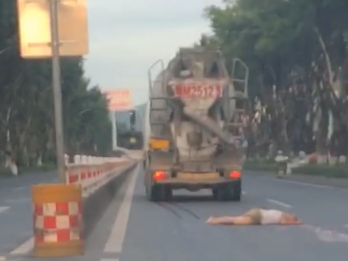 今早，2人横过马路被撞身亡！肇事车辆，是搅拌车...