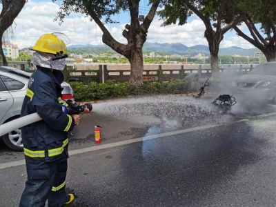 浓烟滚滚！丰顺一行驶中的摩托车自燃，最后只剩下“骨架”...