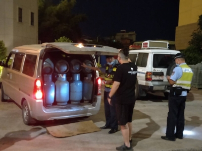 危险！梅城一面包车“哐哐当当”上路，里面竟是39个满装煤气瓶！