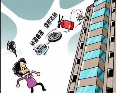 心有余悸…男子两次险被“天降”物品砸中！律师提醒你… 