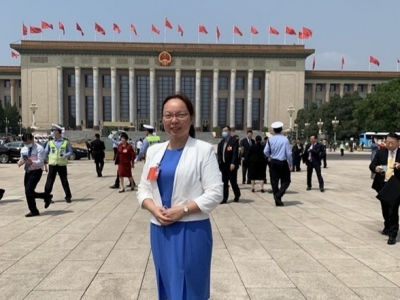 全国人大代表李杏玲：把两会精神宣讲台搬上课堂