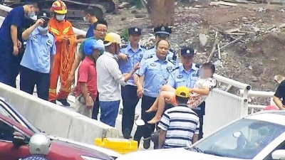 五华民警一个稳稳的“公主抱”~满满正能量，嘉奖！