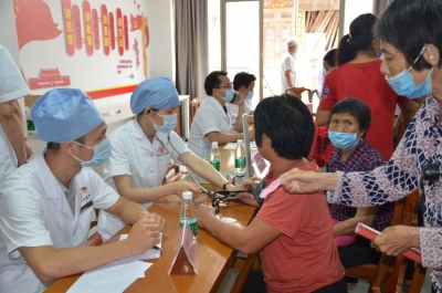 为爱同行，助力脱贫攻坚！他们将健康与金融“大礼包”送到了五华龙村镇~