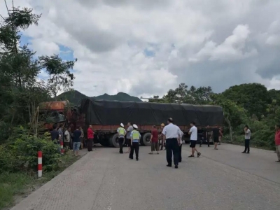 转弯掉头大车与下坡直行大车相撞！事发梅县区丙村镇横石地段