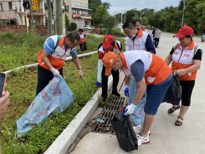 “河”我一起，守护碧水！梅县区志愿者开展净滩行动