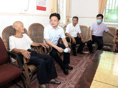 陈伟明率队开展“七一”慰问活动 