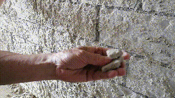 业主能徒手碎石块？丰顺一小区多套房现“脆弱墙面”，开发商说…