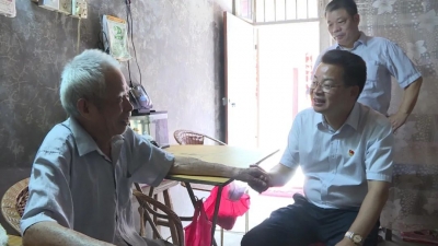 廖茂忠率队到汤坑镇虎局村开展“七一”走访慰问党员活动