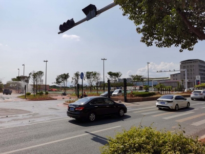 这个马路该怎么过？梅城这条路的机动车车道与斑马线同为绿灯 