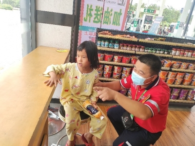 小孩竟被遗落在高速公路服务区！为车主捏把汗，为热心员工点赞！