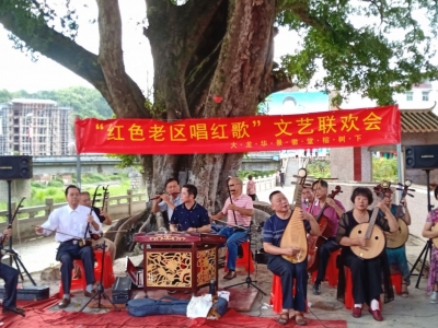 新时代文明新风荡漾！丰顺田东村古榕树下“草根”秀红歌