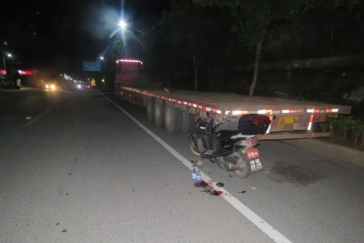 危险！违停大货车成“地雷”，摩托车追尾酿惨剧！