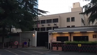美国驻成都总领事馆降下美国国旗，现场视频曝光