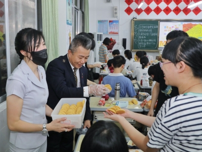 爱心满满~我市两家企业为高三学子送上“毕业礼物”