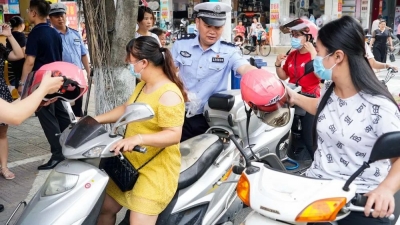 关心你的“头”等大事！丰顺交警开展赠送安全头盔活动