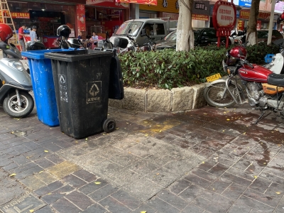 小区大门前，垃圾桶排排站！梅县区这小区住户：有点烦