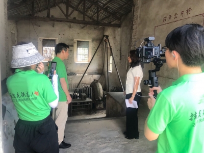 用镜头“写下”扶贫的一个个催泪时光...他，走遍了五华35个贫困村...