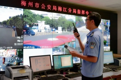 儿子高考父亲值班，考场内外父子共“答题”