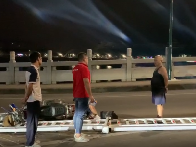 摩托车撞翻护栏，车主受伤流血...这时暖心一幕出现了！