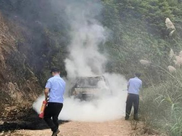 高温的锅！丰顺一车路边自燃，现场浓烟滚滚！
