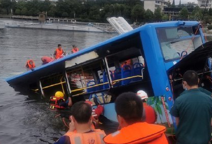 截至昨日！贵州安顺公交车坠湖已致21人死亡 16人受伤