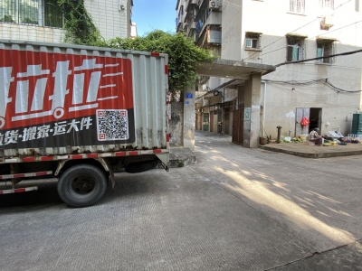 太危险！梅城一小区货车“任性”违停，有视线死角易出意外...