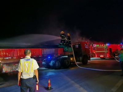 满载煤渣的大货车不停鸣笛，车尾浓烟滚滚…惊险一刻他们出现了！