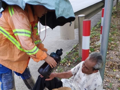 八旬老人骑车回乡不慎跌倒路旁，他们伸出了援助之手…