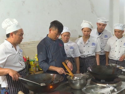 戴上“厨师帽”，摘下“贫困帽” ！