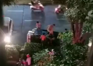 视频记录下暖心一幕！梅城一辆三轮车侧翻，十几个人不约而同围了上去…