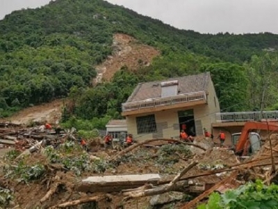 湖北黄冈：强降雨致山体滑坡 5户9名群众被埋