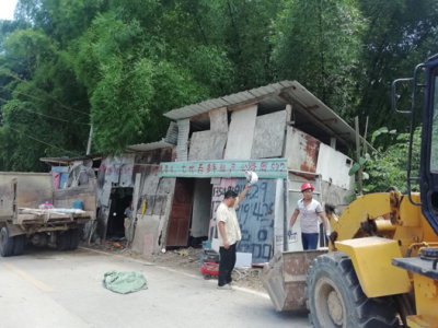 大埔县青溪镇开展溪口村公路旁构筑物强制拆除工作 