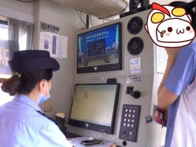 高考第二日：一分钟补证、考生鞠躬致谢、家长为民警送口罩…依旧感动满满！