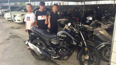 为了“耍酷”，这3个14、15岁少年盗他人“街跑”！结果，被警方拍照“留念”了