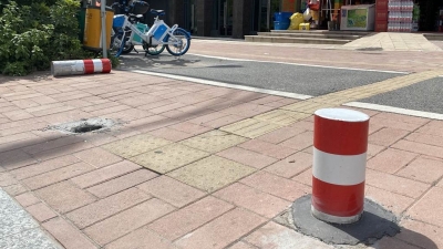 8根阻车桩仅剩3根…梅城芹洋半岛人行道阻车桩频丢失！