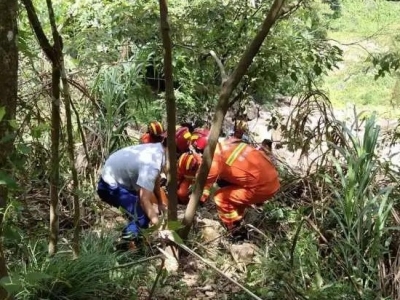 险！蕉岭一六旬老人不慎跌落山谷，幸！这群人接力救援...