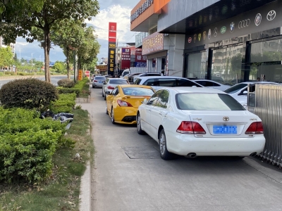 怎么“破”？ 梅城环市西路二手车占道经营，市民“堵得慌”！