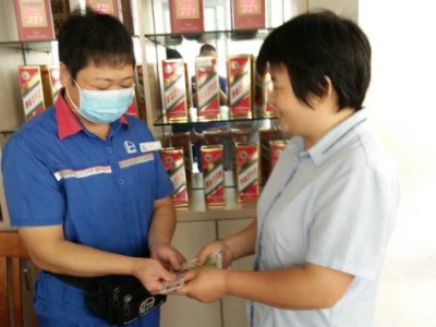 大写的赞！平远加油站员工捡到钱包，辗转寻失主...