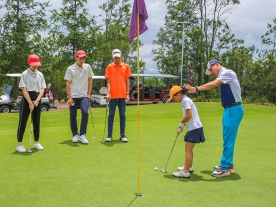 梅州市青少年高尔夫球训练队今天开营