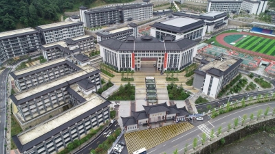学校建漂亮点本无错，为何这所“豪华中学”让人困惑？