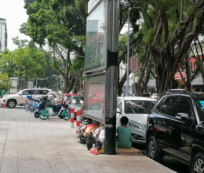 闹市街头安家？梅城一流浪汉还对过路女性...
