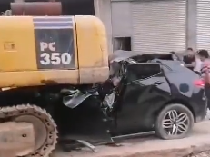 小车凌晨撞挖掘机，致1死1伤！