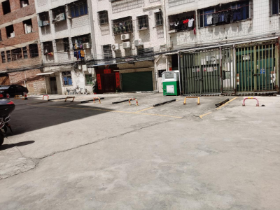 划线＋上锁！梅城这一小块空地竟成私家车位，真把道路当你家？