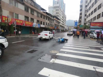 @梅州司机 危险！路口可别这样转弯！