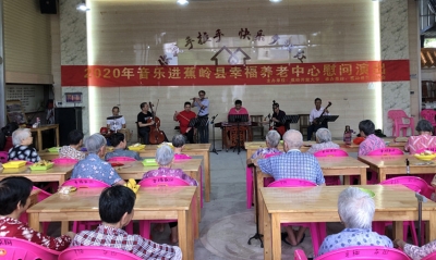 最浓敬老情！他们把歌声和关怀带到了这里...